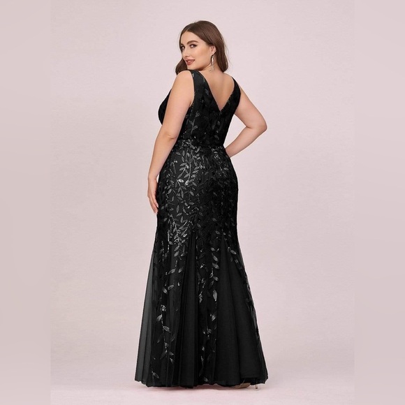 Elegant Black Evening Gown - Picture 2 of 2